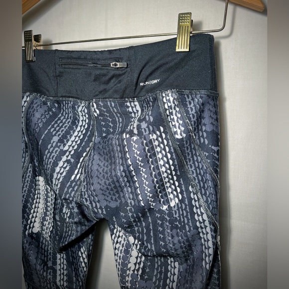 Saucony Scoot Series Black and White Capri leggings Extra small - Picture 3 of 4